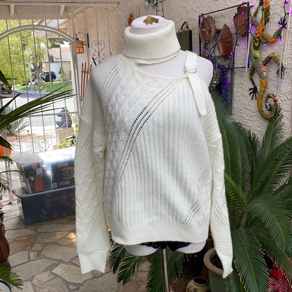 H&M Sweaters - 🔘▪️🔘FIRM🔘▪️🔘H&M OFF WHITE CUT OUT TURTLE NECK SWEATER🔘▪️🔘